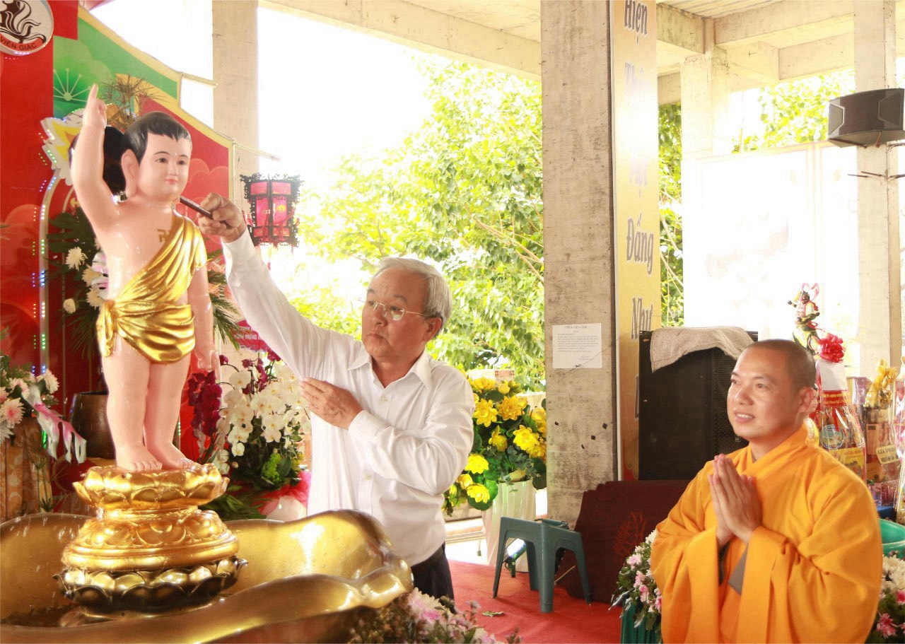 Biên Hòa: Uỷ viên ban Thường vụ Tỉnh Uỷ, Chủ tịch Uỷ ban MTTQ Việt Nam tỉnh Đồng Nai và phái đoàn đến chúc mừng Phật Đản tại tổ đình Viên Giác 