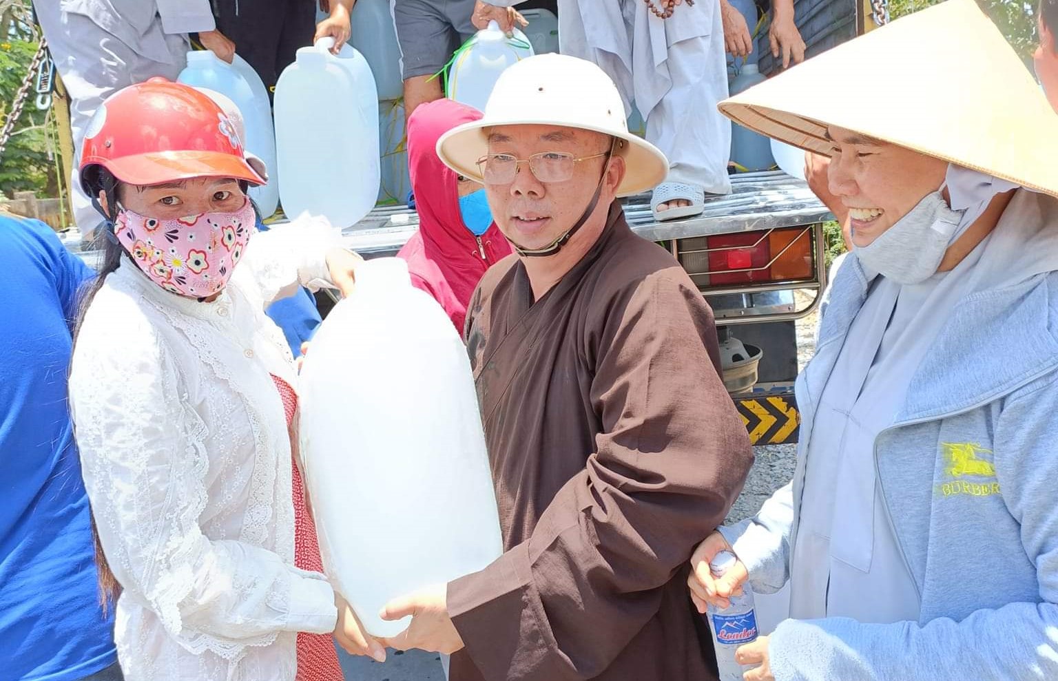 Đồng Nai: Phổ Quang cổ tự đưa nước ngọt đến với bà con tỉnh Tiền Giang