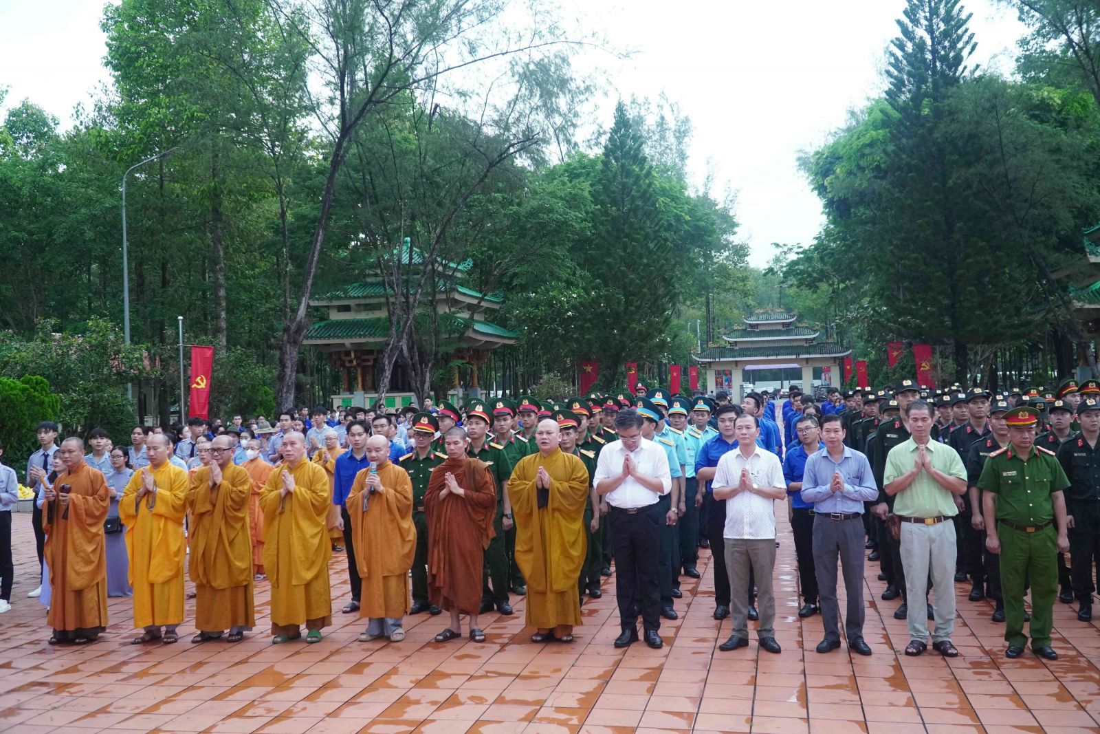 Long Thành: Ban Hướng Dẫn Phật Tử huyện phối hợp cùng Huyện Đoàn trang nghiêm tổ chức lễ Thắp Nến Tri Ân các Anh Hùng Liệt sĩ.