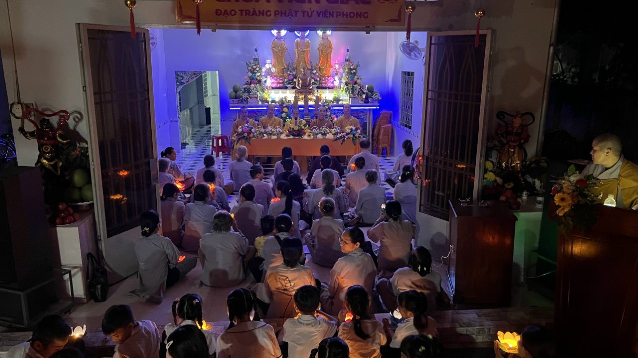 Đồng Nai: Đạo Tràng Viên Phong Trực Thuộc Chùa Viên Giác Trang Nghiêm Tổ Chức Lễ Hoa Đăng Mừng Lễ Vía Đức Phật A Di Đà