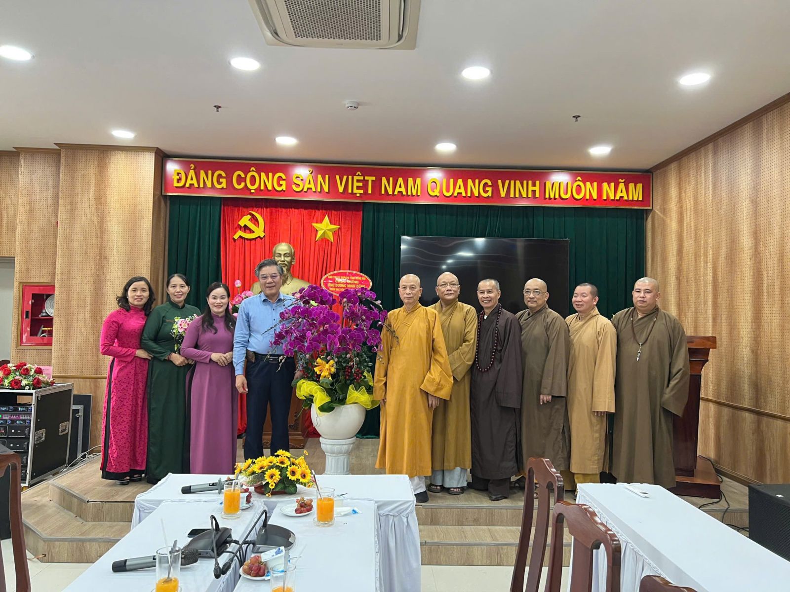 Đồng Nai: Thường trực Ban Trị sự Phật giáo tỉnh đến thăm và chúc mừng ông Dương Minh Dũng – Trưởng ban Tuyên giáo và Dân vận Tỉnh Ủy tỉnh Đồng Nai