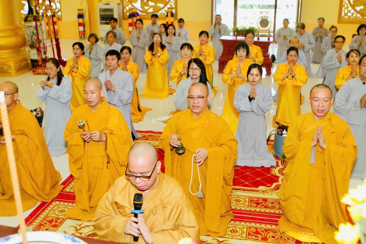 ​​TP. Đồng Nai: Hơn 500 thanh thiếu niên, học sinh và Phật tử tham dự khóa tu Bát Quan Trai tại chùa Phật Quốc Vạn Thành