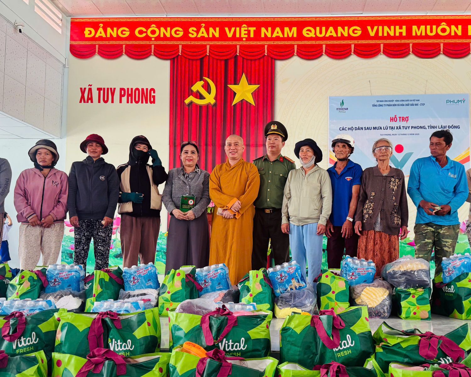 Đồng Nai: Chùa Phước Quang, xã Phước Thái đến thăm và tặng quà bà con khó khăn tại các vùng bão lũ năm 2025