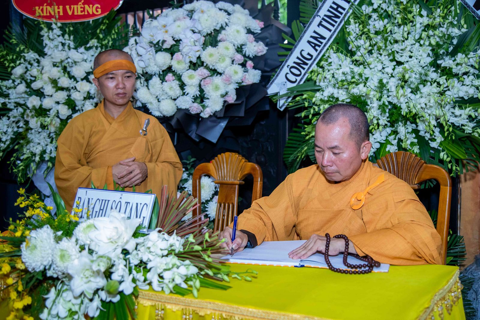 TT. Thích Huệ Quang - Trưởng BTS GHPGVN huyện thành kính ký sổ tang lưu niệm