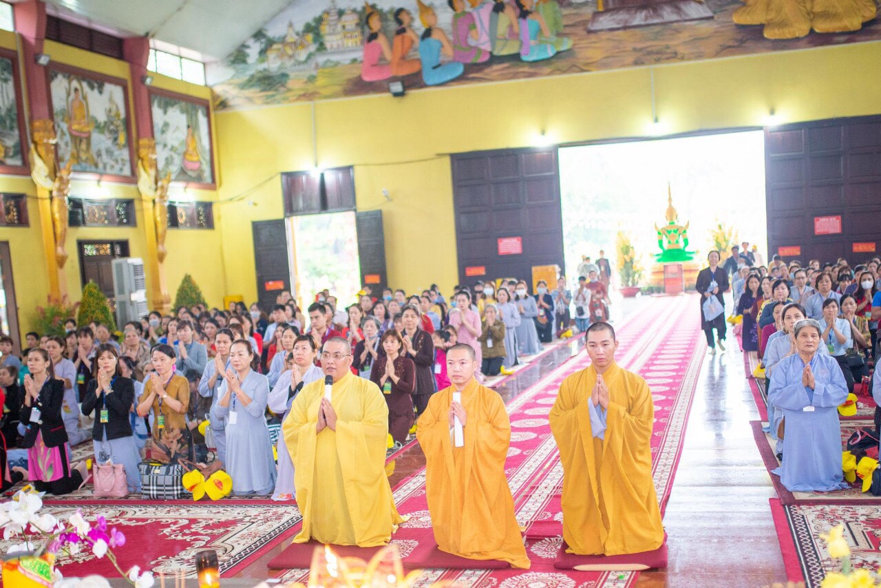 Ban Văn Hóa Phật Giáo Sen Vàng chùa Viên Giác tổ chức hành hương thập tự đầu Xuân Canh Tý