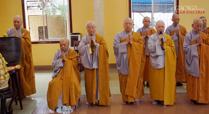 Quý Ni trưởng mặc hậu vàng, liệu có đúng?

