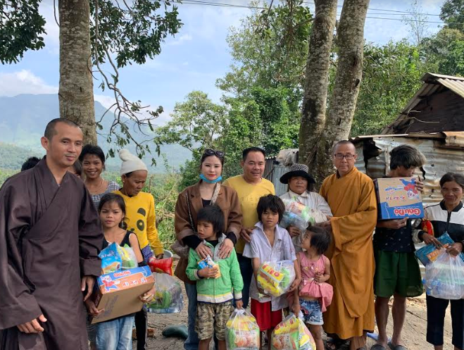 Từ bi thôi thúc chân đi tới